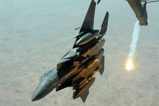 Írán je tvrdě bombardován už 9 nocí v řadě, ale Hormuzský průliv neotevře. Odpovídá raketami a zabíjí Američany